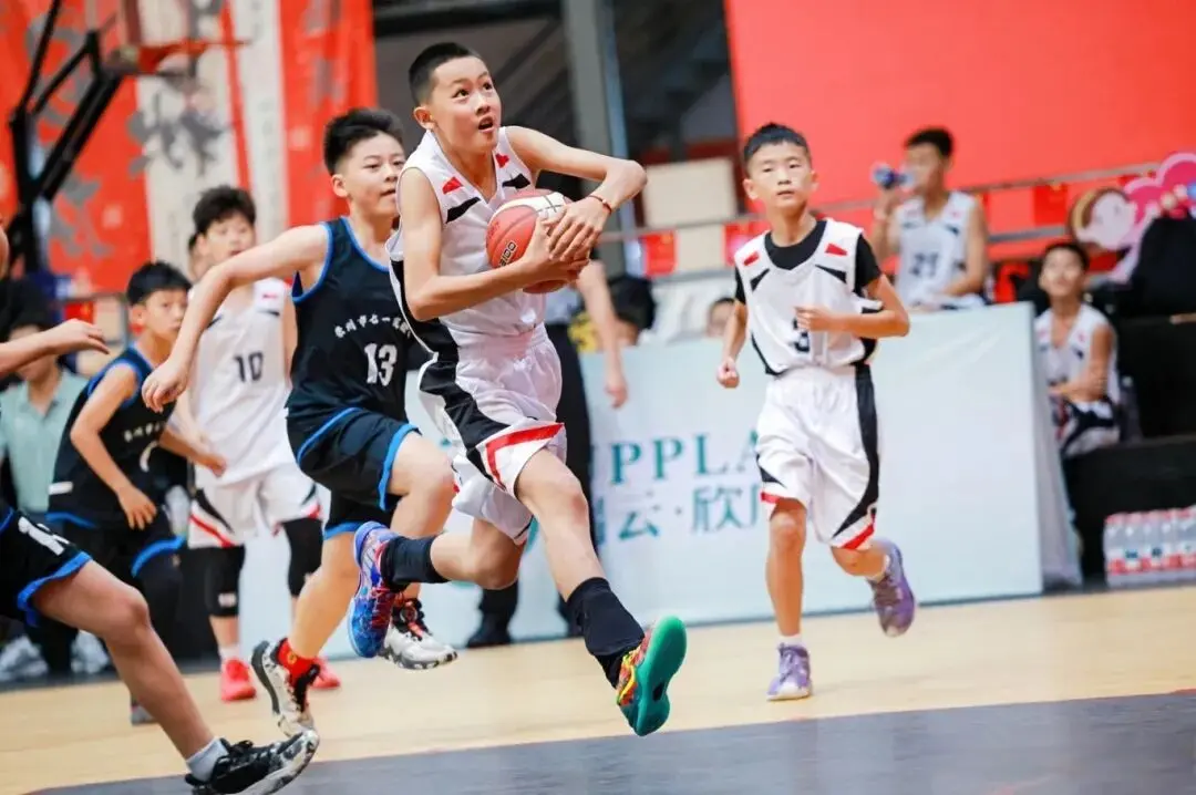 年篮球赛在, 名运动员参 年篮球赛在, 名运动员参